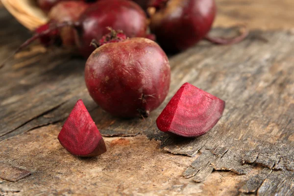 Young beets on wooden table close up — Stock Photo, Image