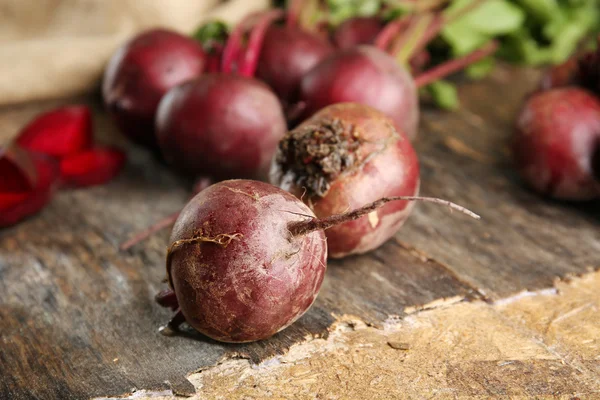 Young beets with leaves on wooden table close up — Stock Photo, Image