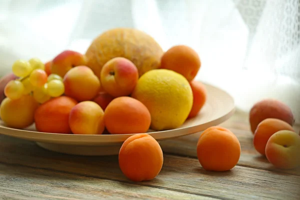 Cumulo di frutta fresca su sfondo tessuto — Foto Stock