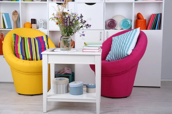 Wit woonkamer met fauteuils en boekenkast — Stockfoto