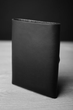 El yapımı deri erkek cüzdan para ile ahşap tablo