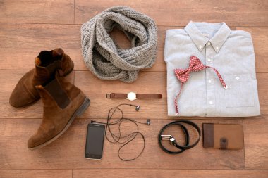 Natürmort casual adam ahşap arka plan üzerinde