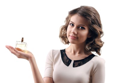 parfüm şişesi üzerinde beyaz izole olan güzel kadın