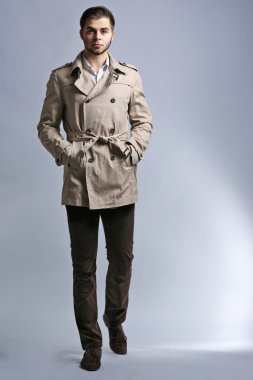 ceket gri arka plan üzerinde genç adam