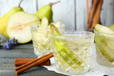 Taze meyveli armut suyu.