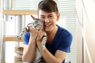 şirin kedi ile genç adam