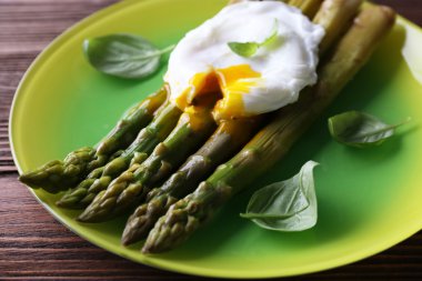 haşlanmış yumurta ile kavrulmuş kuşkonmaz