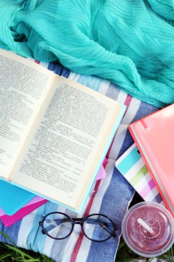 Kitaplar, gözlük ve içecek