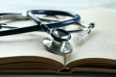 stetoskop açık kitap üzerine yakın çekim