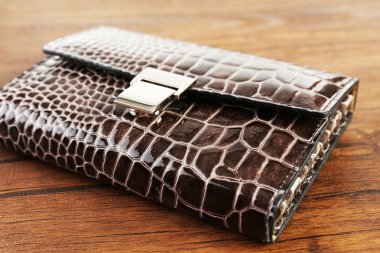 Manikür kapalı deri çanta ahşap arka plan olarak ayarla