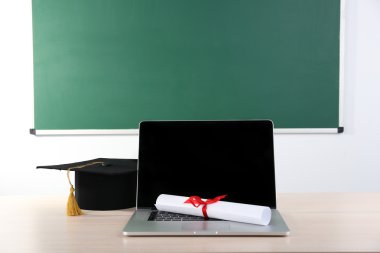 Not Defteri, diploma ve usta şapka