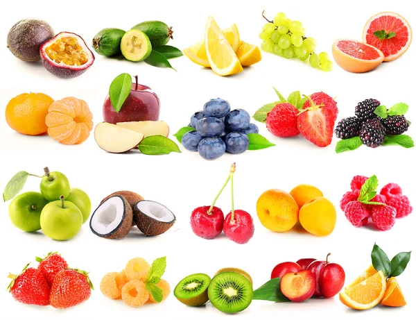 Collage de diferentes frutas y bayas aisladas en blanco — Foto de Stock