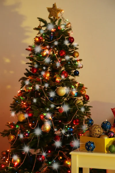 Geschmückter Weihnachtsbaum auf dem heimischen Innenhintergrund in der Nacht — Stockfoto