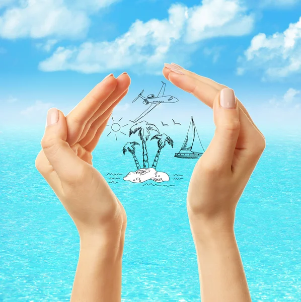 Frauenhände mit Zeichnungen auf Meereswasser-Hintergrund — Stockfoto