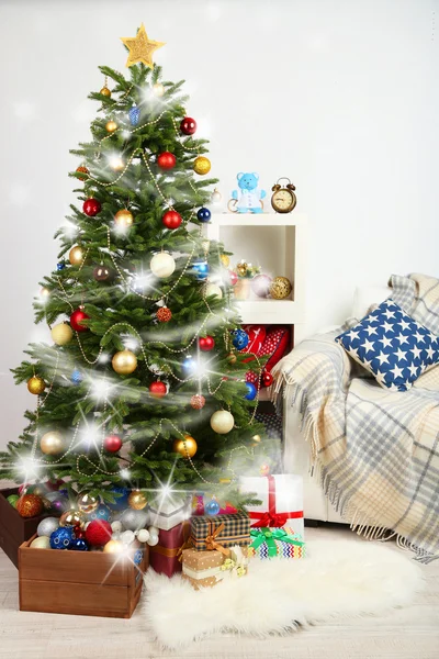 Decorated Christmas tree on home interior background — Stock Photo, Image