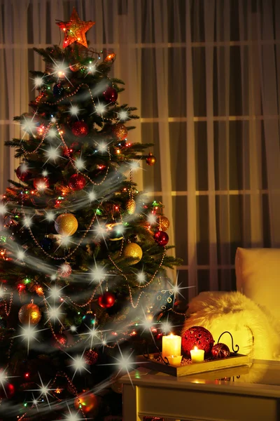 Intérieur de Noël confortable avec arbre de Noël décoré — Photo