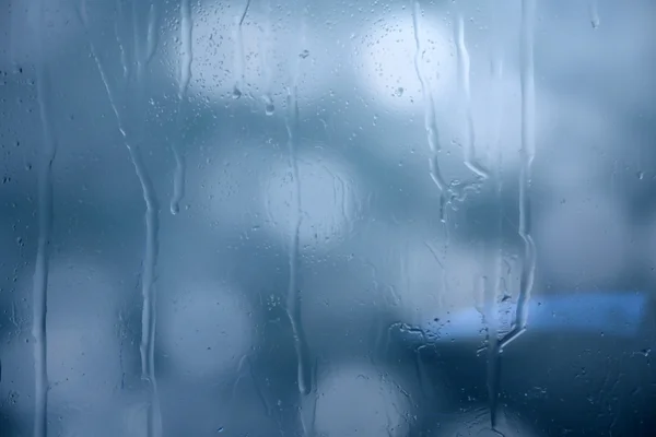 天然水の滴をガラス — ストック写真