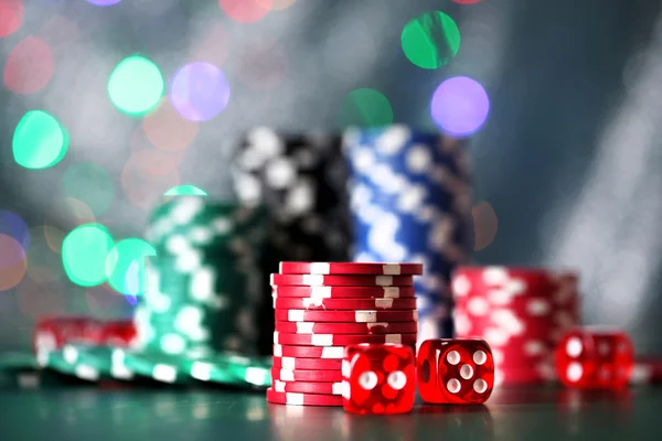 Chips para poker em fundo brilhante — Fotografia de Stock