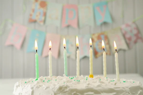 Bolo de aniversário com velas — Fotografia de Stock