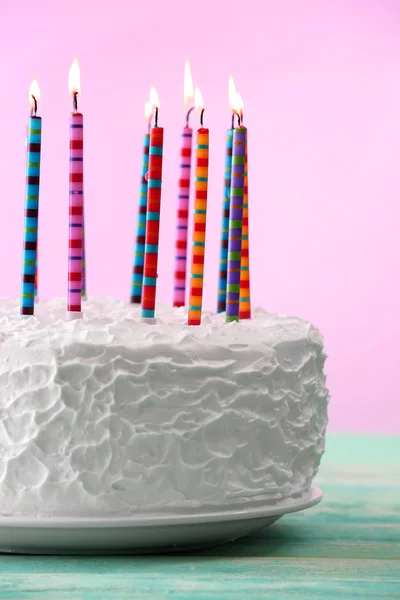 Pastel de cumpleaños con velas — Foto de Stock