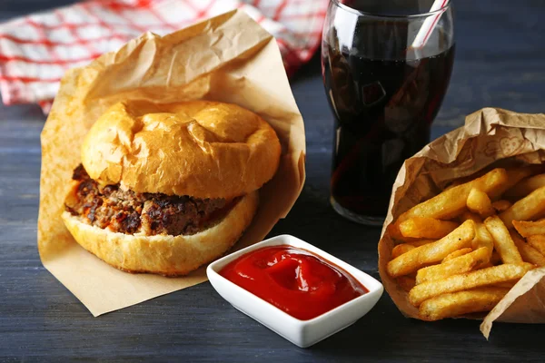 Hamburger gustoso e patatine fritte — Foto Stock