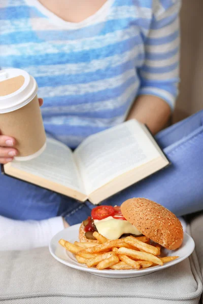 Woman with unhealthy fast food — Stock Photo, Image