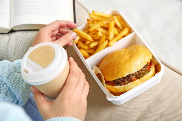 Woman with unhealthy fast food — Stock Photo, Image