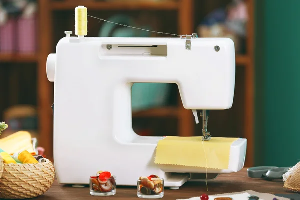Maszyna do szycia na stole w pracowni — Zdjęcie stockowe