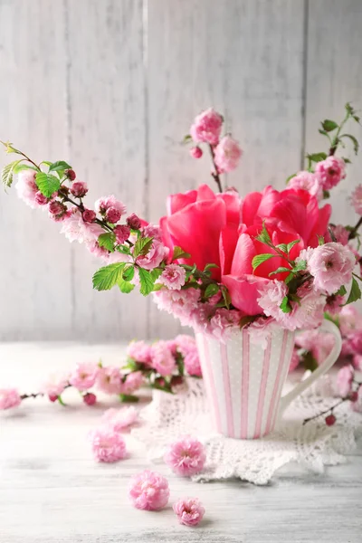 Ramo de primavera en taza de colores —  Fotos de Stock