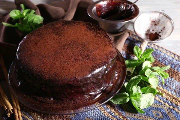 Heerlijke chocolade taart met suikerglazuur — Stockfoto