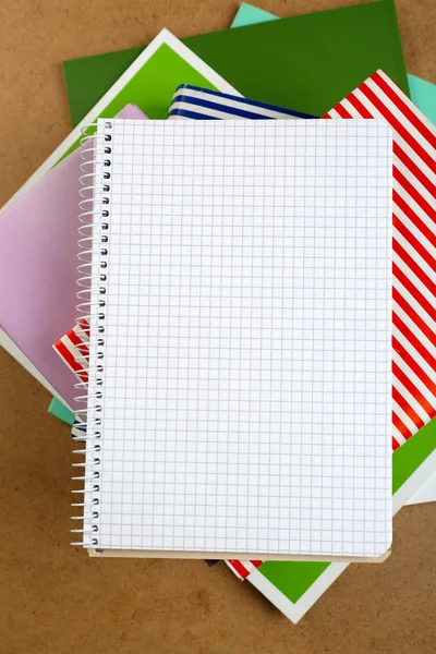 Notizbuch auf Bücherstapel — Stockfoto