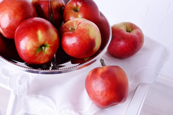 Вкусные спелые яблоки — стоковое фото