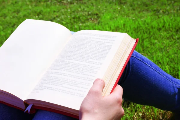 Jonge vrouw met boek — Stockfoto