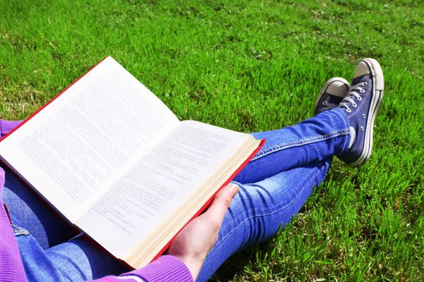 Jovem mulher com livro — Fotografia de Stock