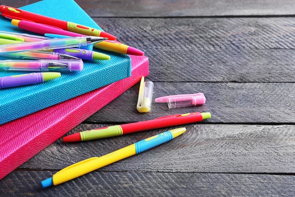 Papelaria colorida em mesa de madeira — Fotografia de Stock