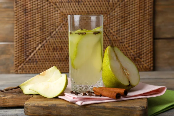 Birnensaft mit frischen Früchten — Stockfoto