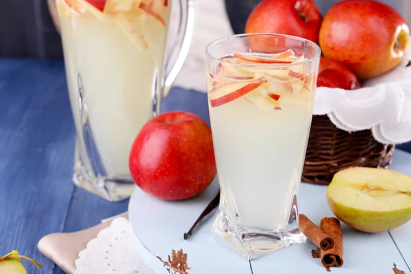 Sidra de manzana con frutas — Foto de Stock