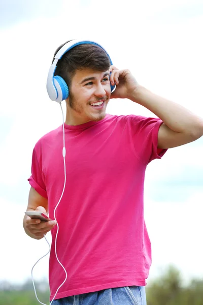 Homme avec casque sur fond bleu ciel — Photo