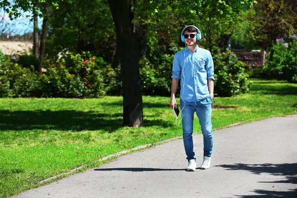 Mann läuft mit Kopfhörern im Park — Stockfoto