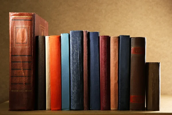 Alte Bücher im Regal — Stockfoto