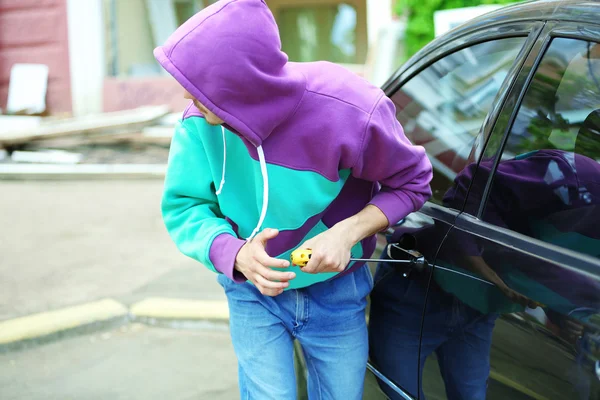 Homem ladrão roubando carro — Fotografia de Stock