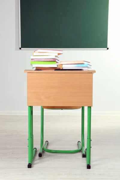 Houten bureau met boeken — Stockfoto