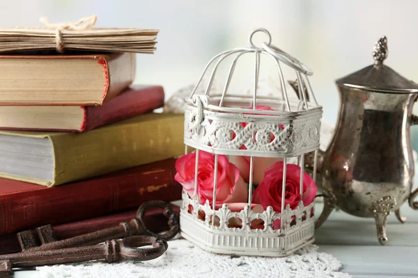 Frische Rosen mit alten Büchern und Buchstaben auf farbigem Holztischhintergrund. Oldtimer-Konzept — Stockfoto