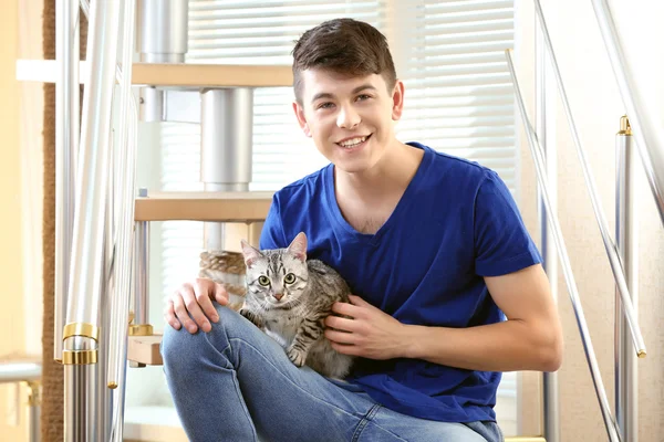 Mladý muž s roztomilý kočka — Stock fotografie