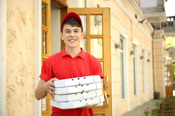 Man delivering pizza — Stock Photo, Image
