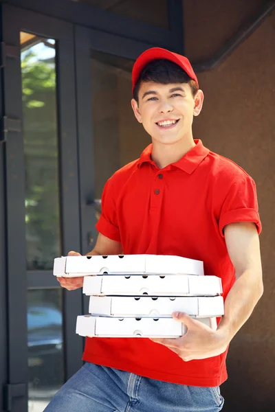 Mannen som levererar pizza — Stockfoto