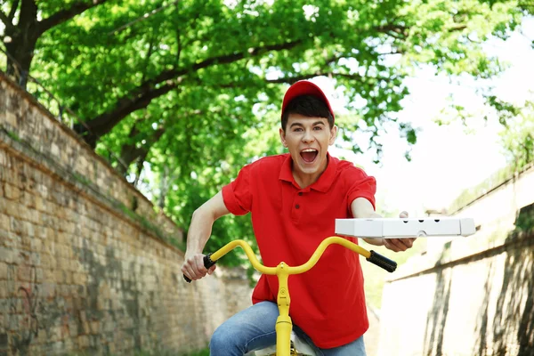 Man delivering pizza — Stock Photo, Image