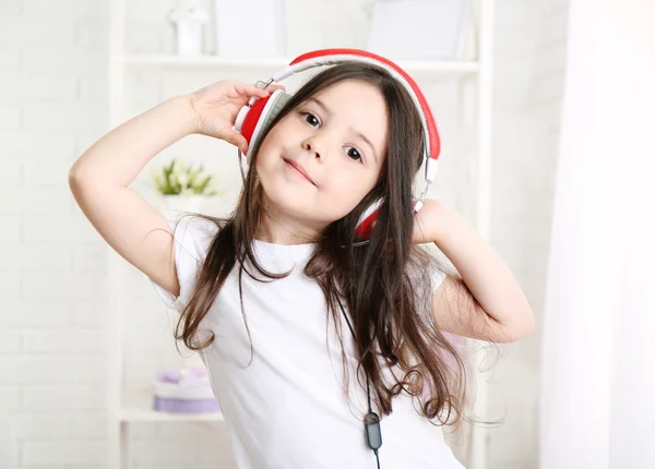 Menina bonita ouvindo música no quarto — Fotografia de Stock