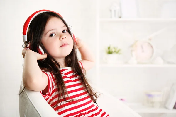 Menina bonita ouvindo música no quarto — Fotografia de Stock