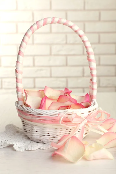 Wedding basket with roses petals — Stock Photo, Image